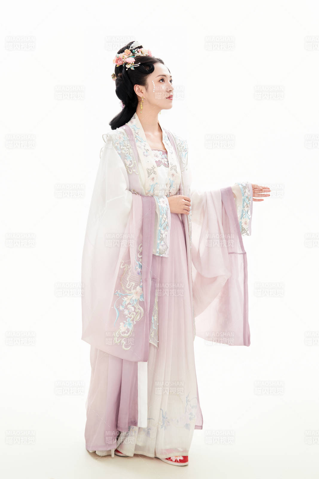 白色背景下穿着南北宋朝汉服的少女图片