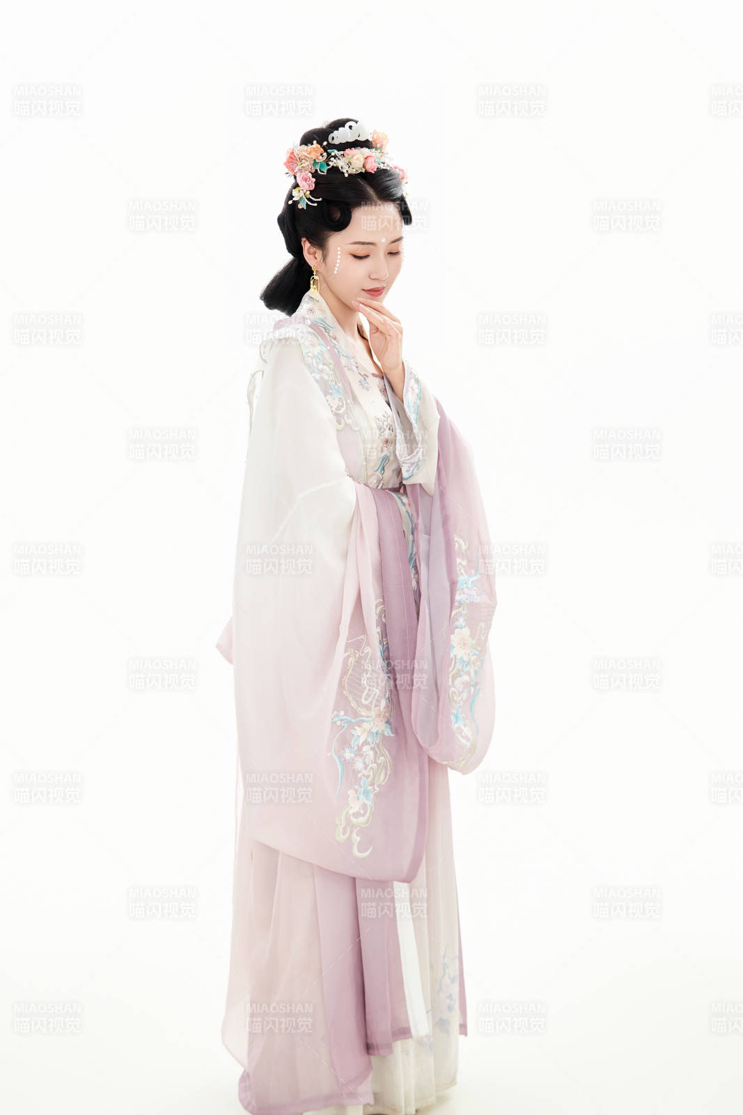 白色背景下穿着南北宋朝汉服的少女图片