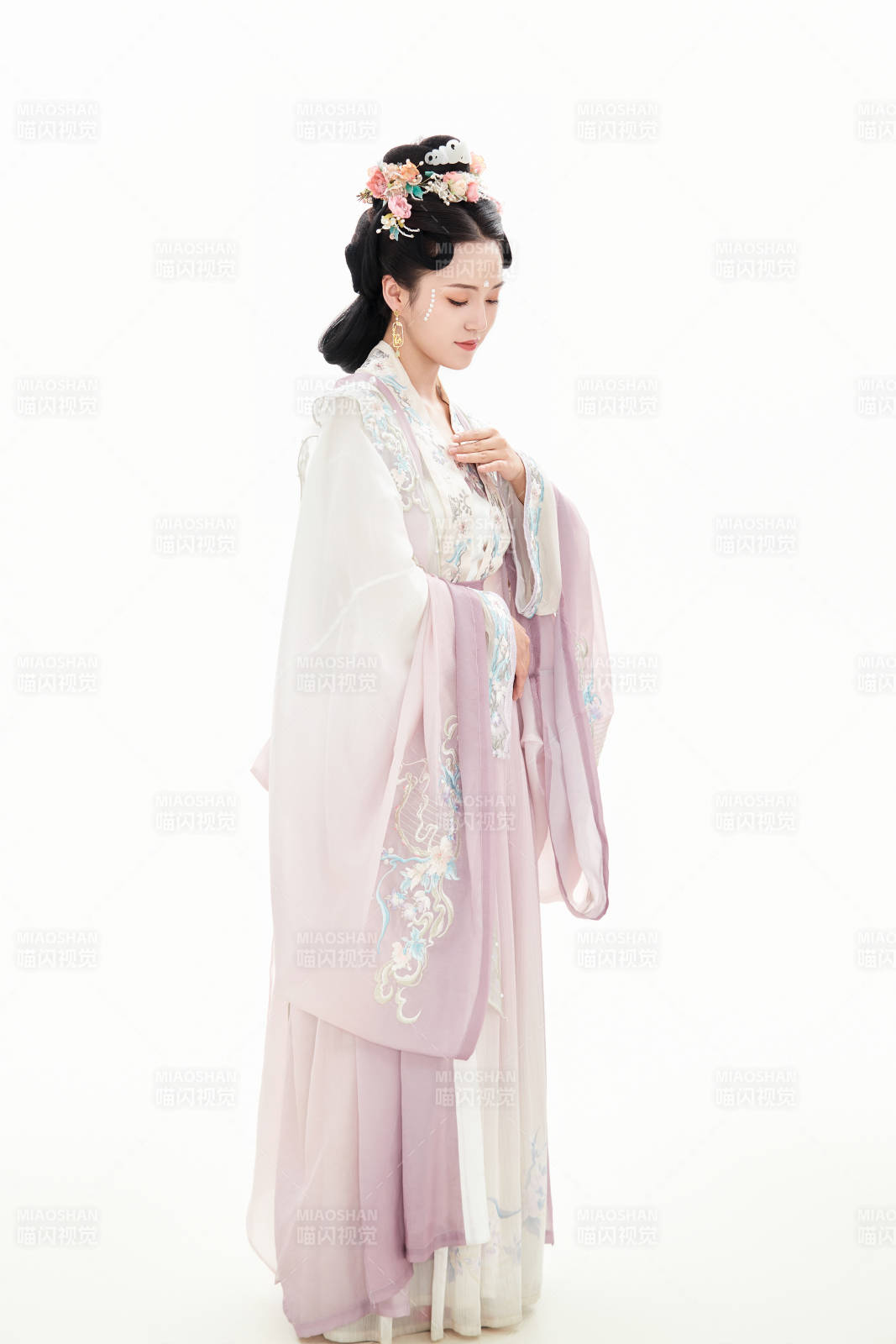 白色背景下穿着南北宋朝汉服的少女图片