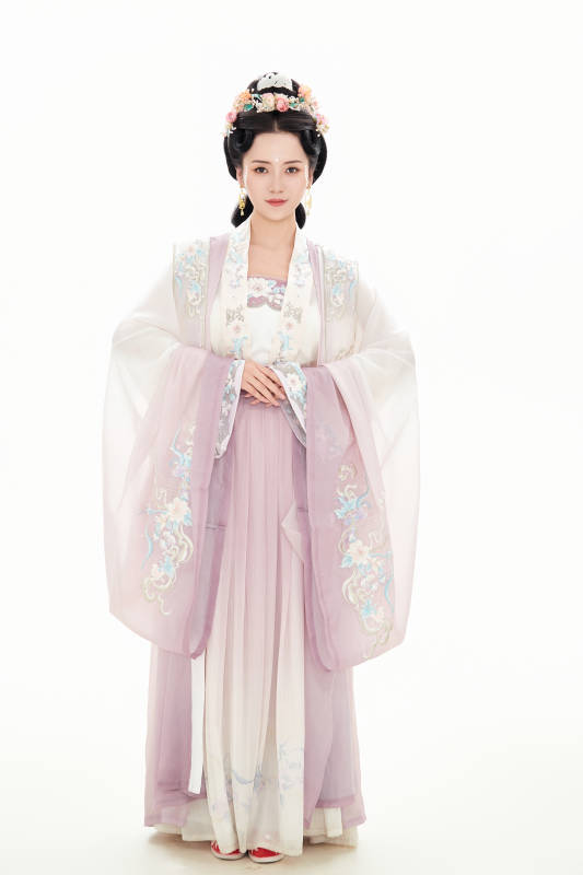 白色背景下穿着南北宋朝汉服的少女图片