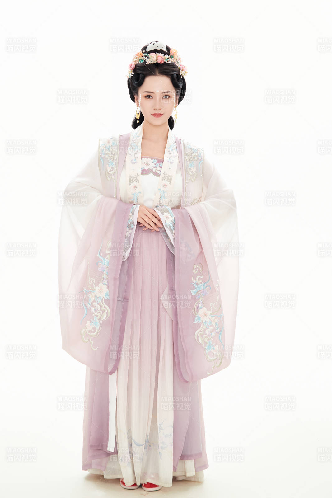 白色背景下穿着南北宋朝汉服的少女图片
