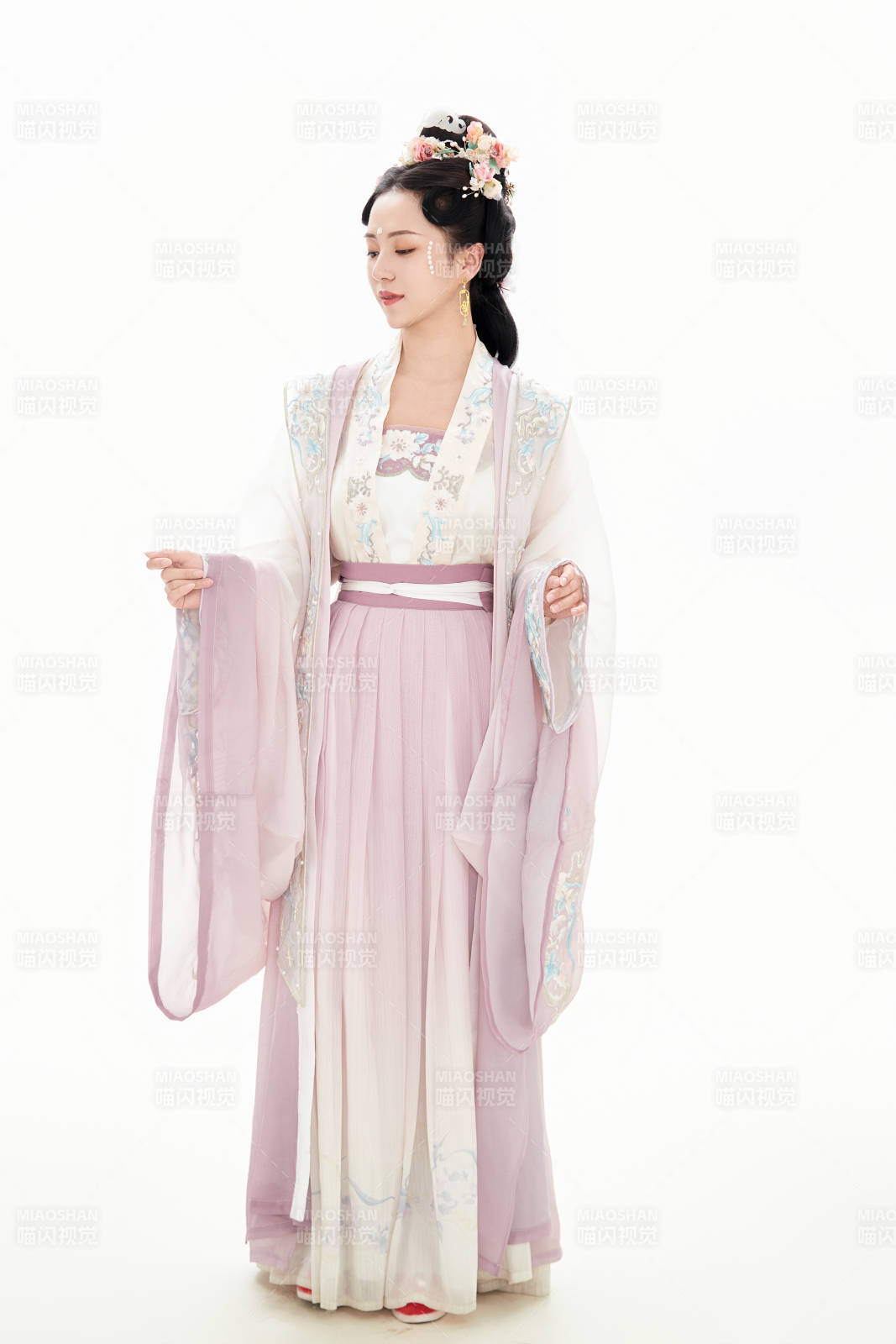 白色背景下穿着南北宋朝汉服的少女图片