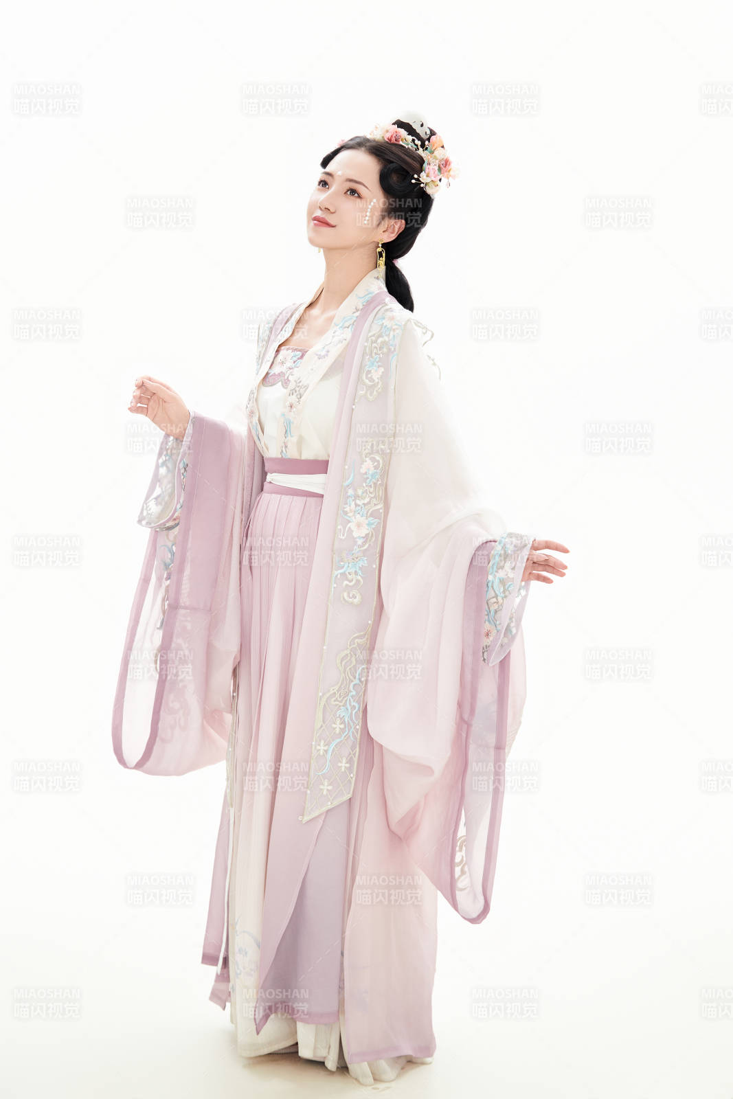 白色背景下穿着南北宋朝汉服的少女图片