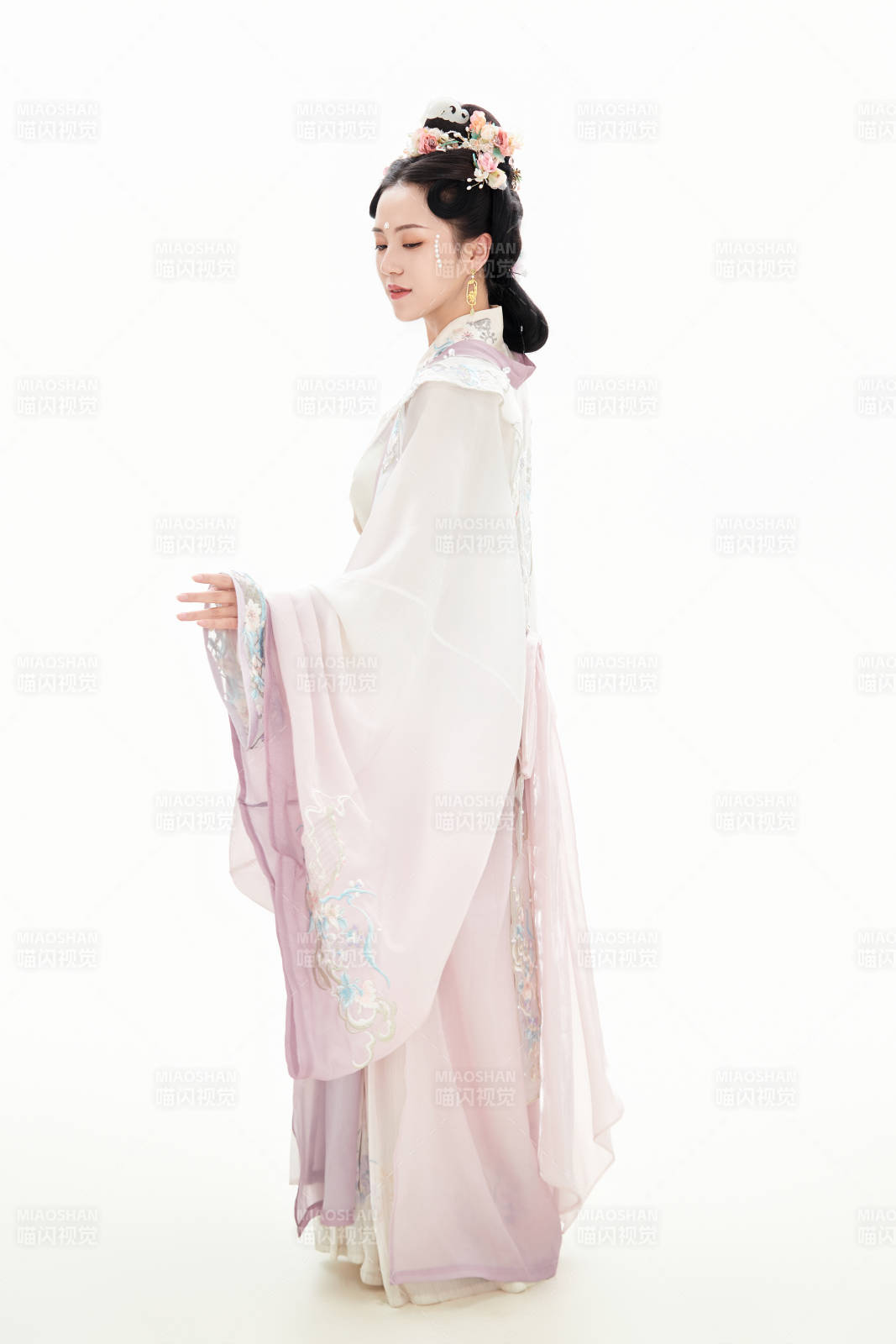 白色背景下穿着南北宋朝汉服的少女图片