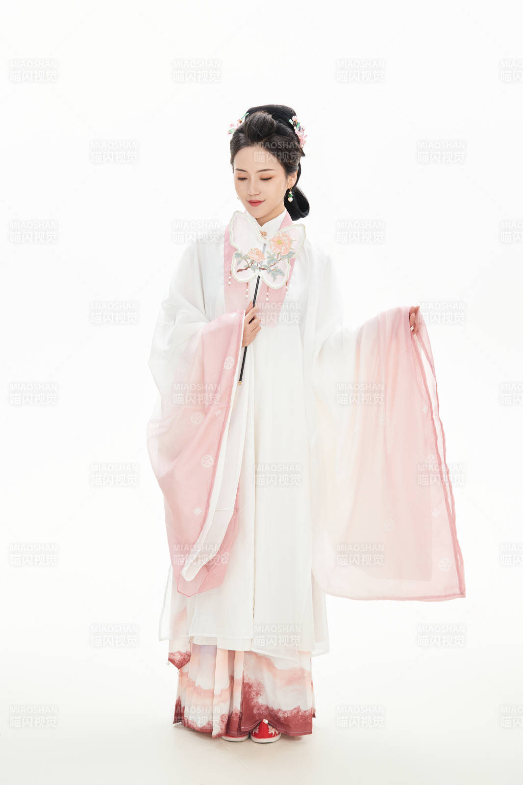 白色背景下穿着魏晋制汉服的少女图片