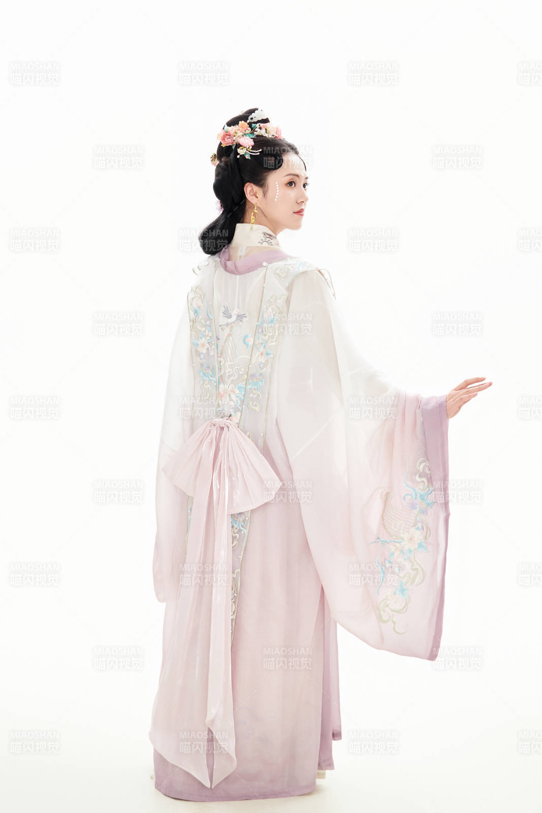 白色背景下穿着南北宋朝汉服的少女图片