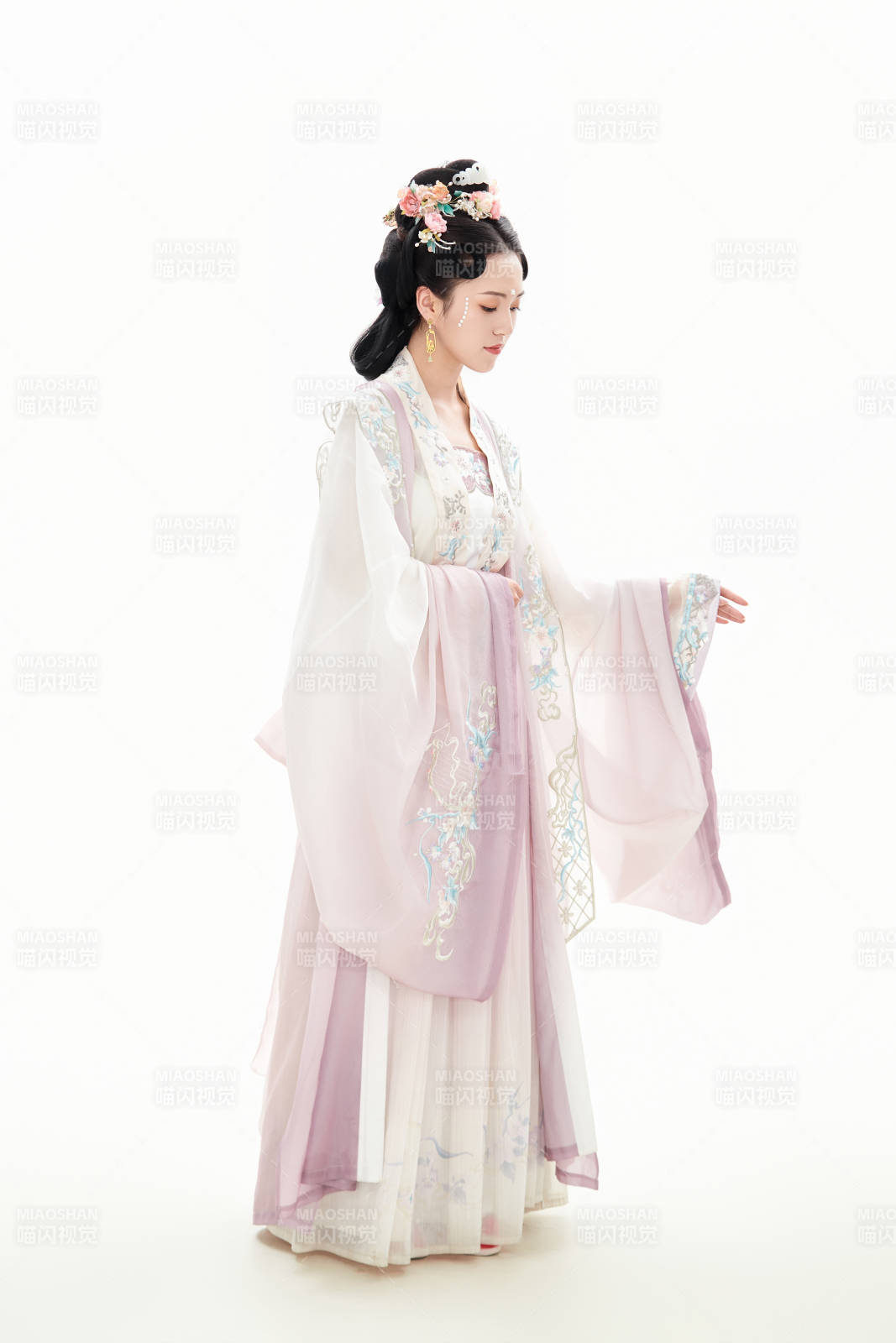白色背景下穿着南北宋朝汉服的少女图片