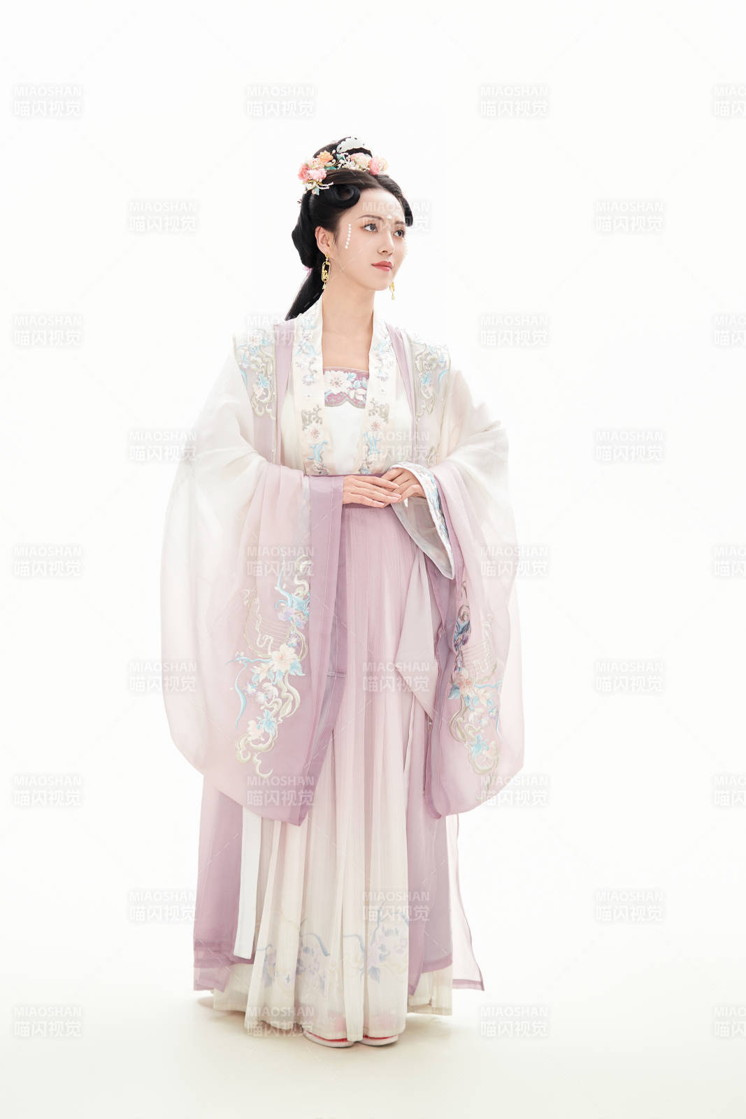 白色背景下穿着南北宋朝汉服的少女图片