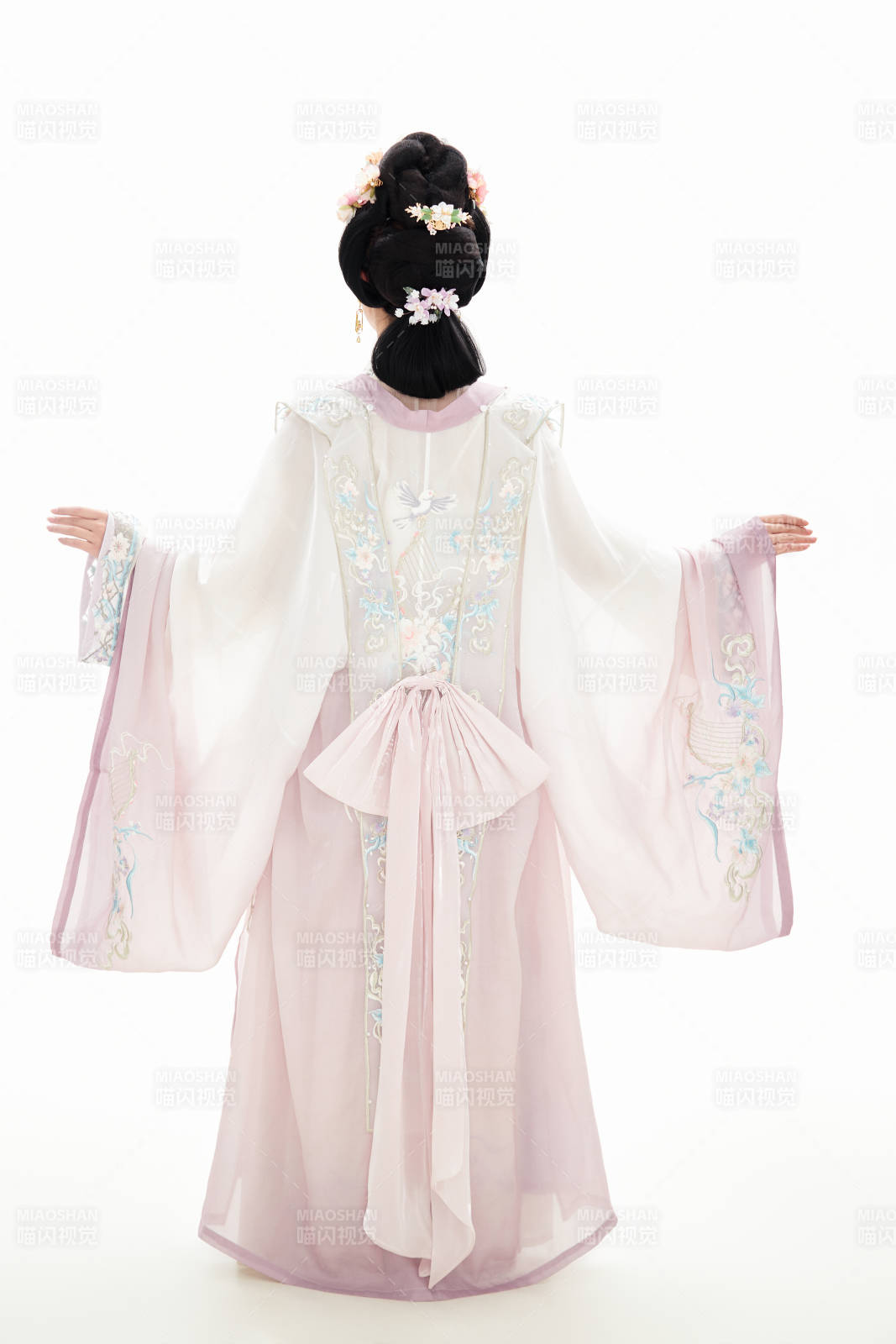 白色背景下穿着南北宋朝汉服的少女图片