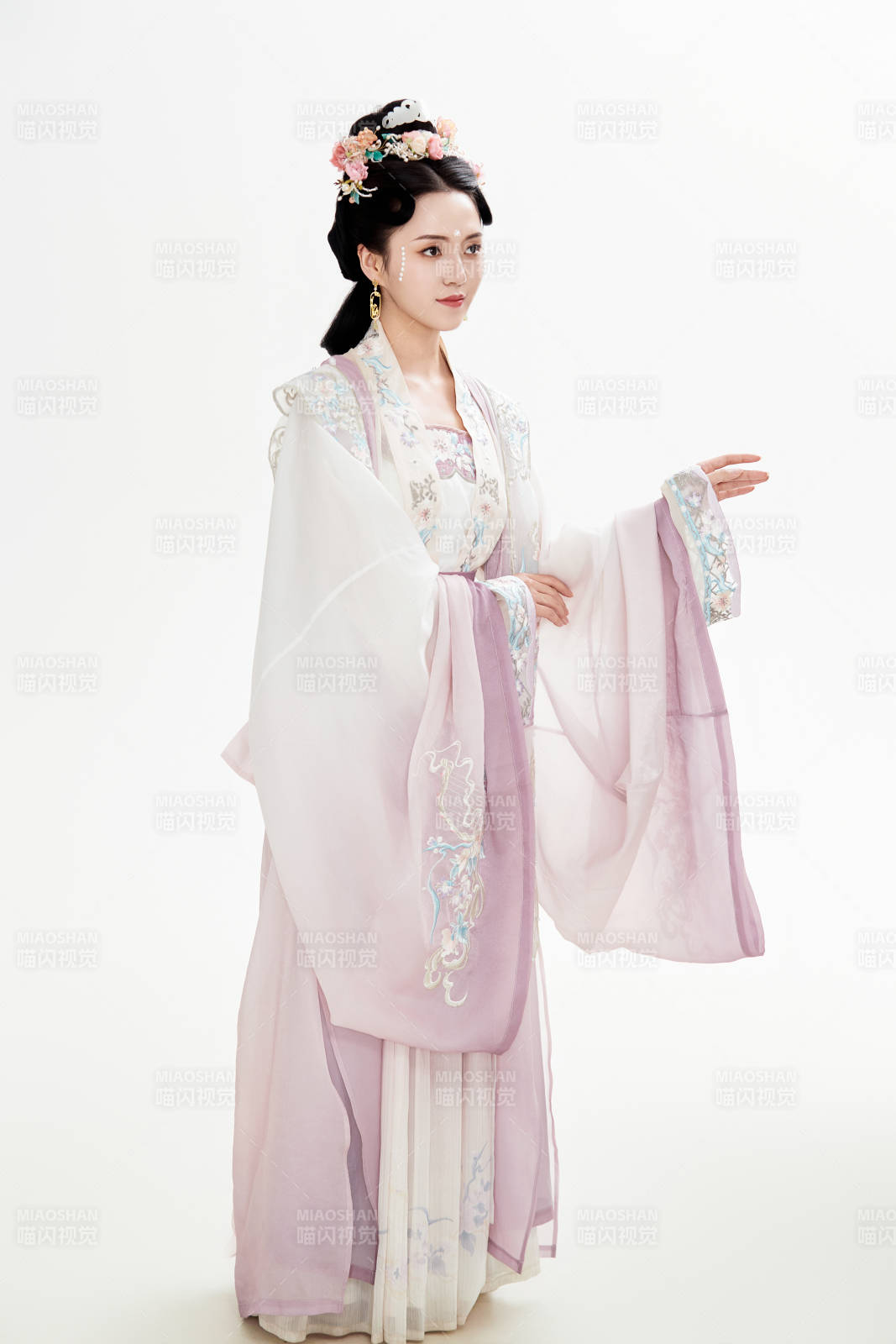 白色背景下穿着南北宋朝汉服的少女图片