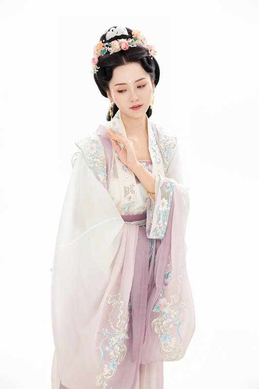 白色背景下穿着南北宋朝汉服的少女图片