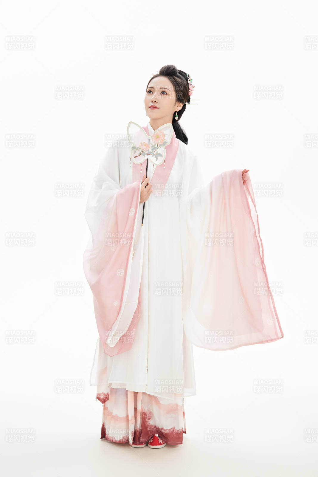 白色背景下穿着魏晋制汉服的少女图片