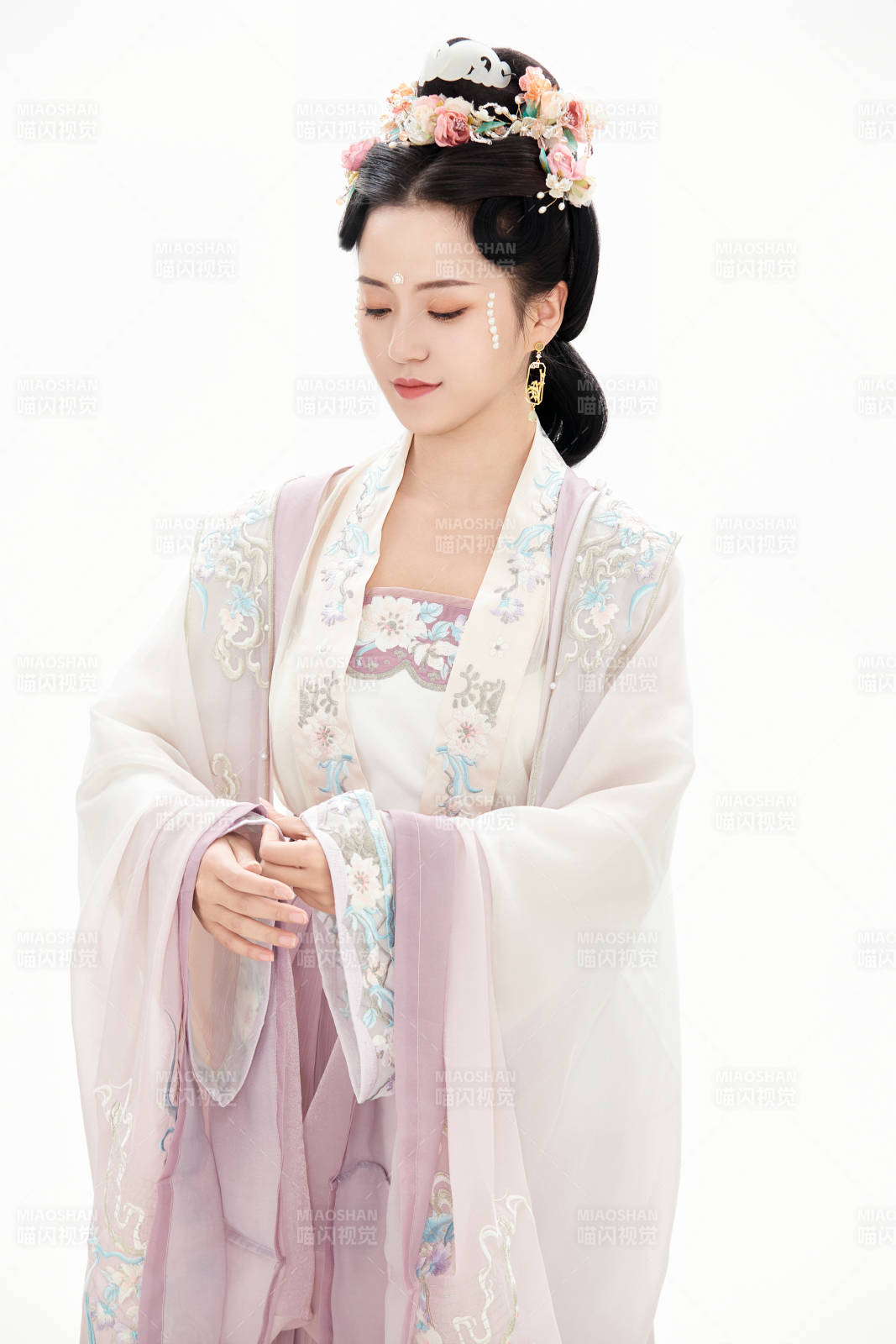 白色背景下穿着南北宋朝汉服的少女图片