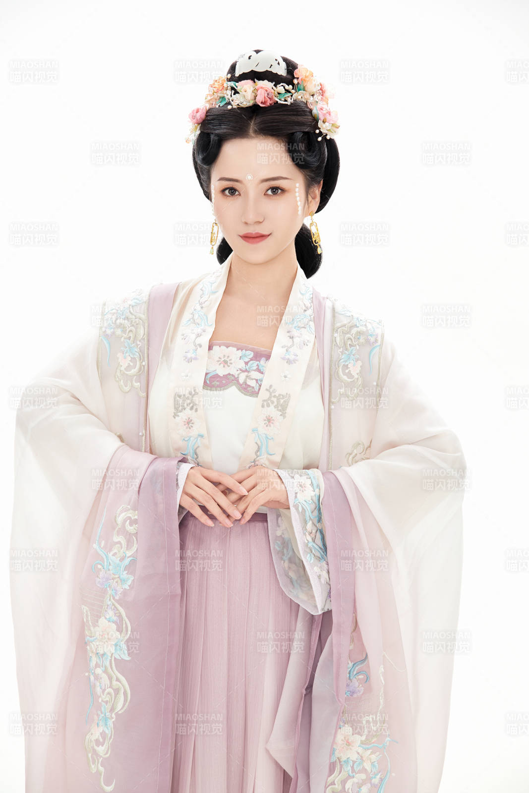 白色背景下穿着南北宋朝汉服的少女图片