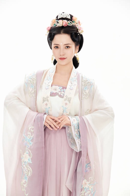 白色背景下穿着南北宋朝汉服的少女图片