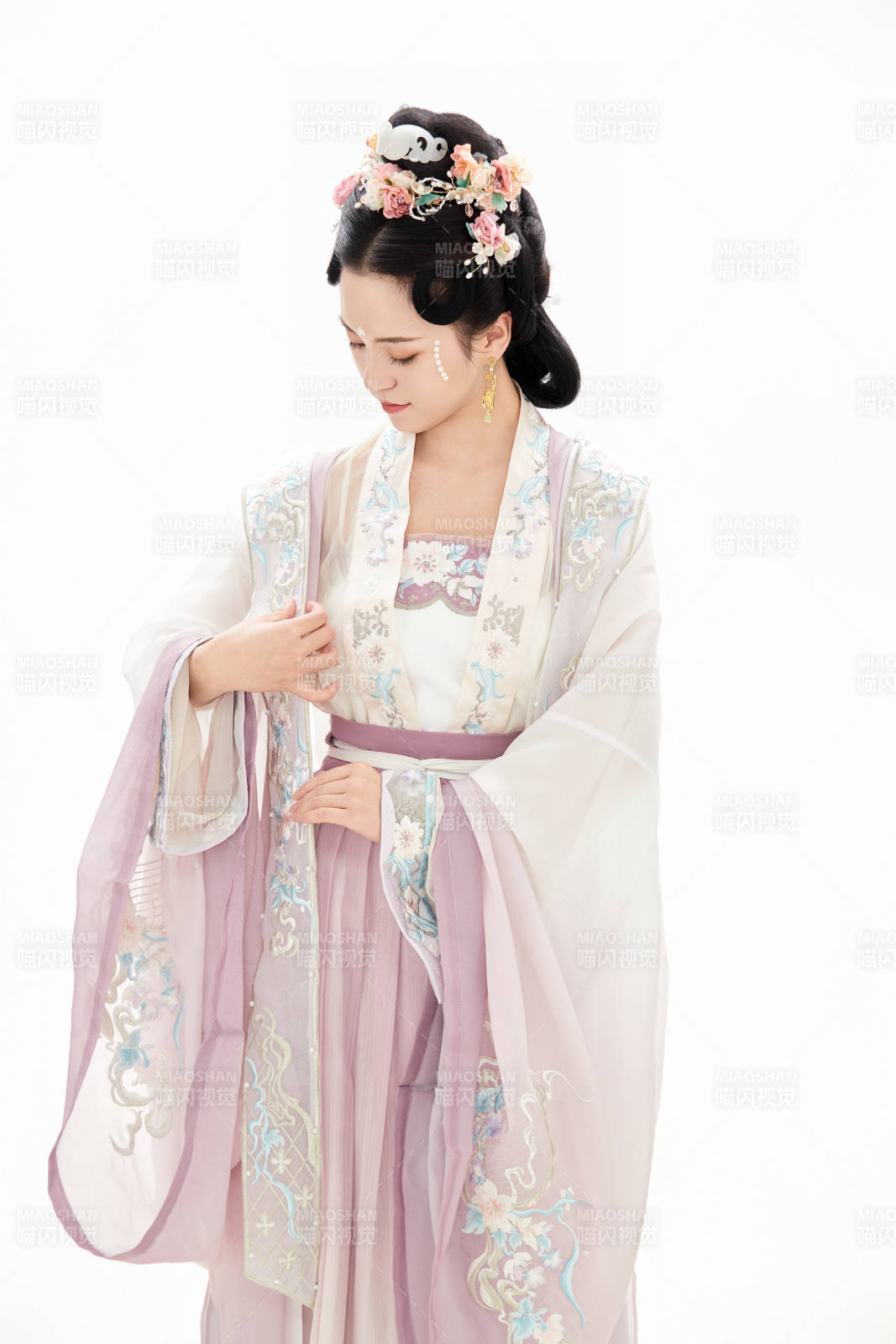 白色背景下穿着南北宋朝汉服的少女图片