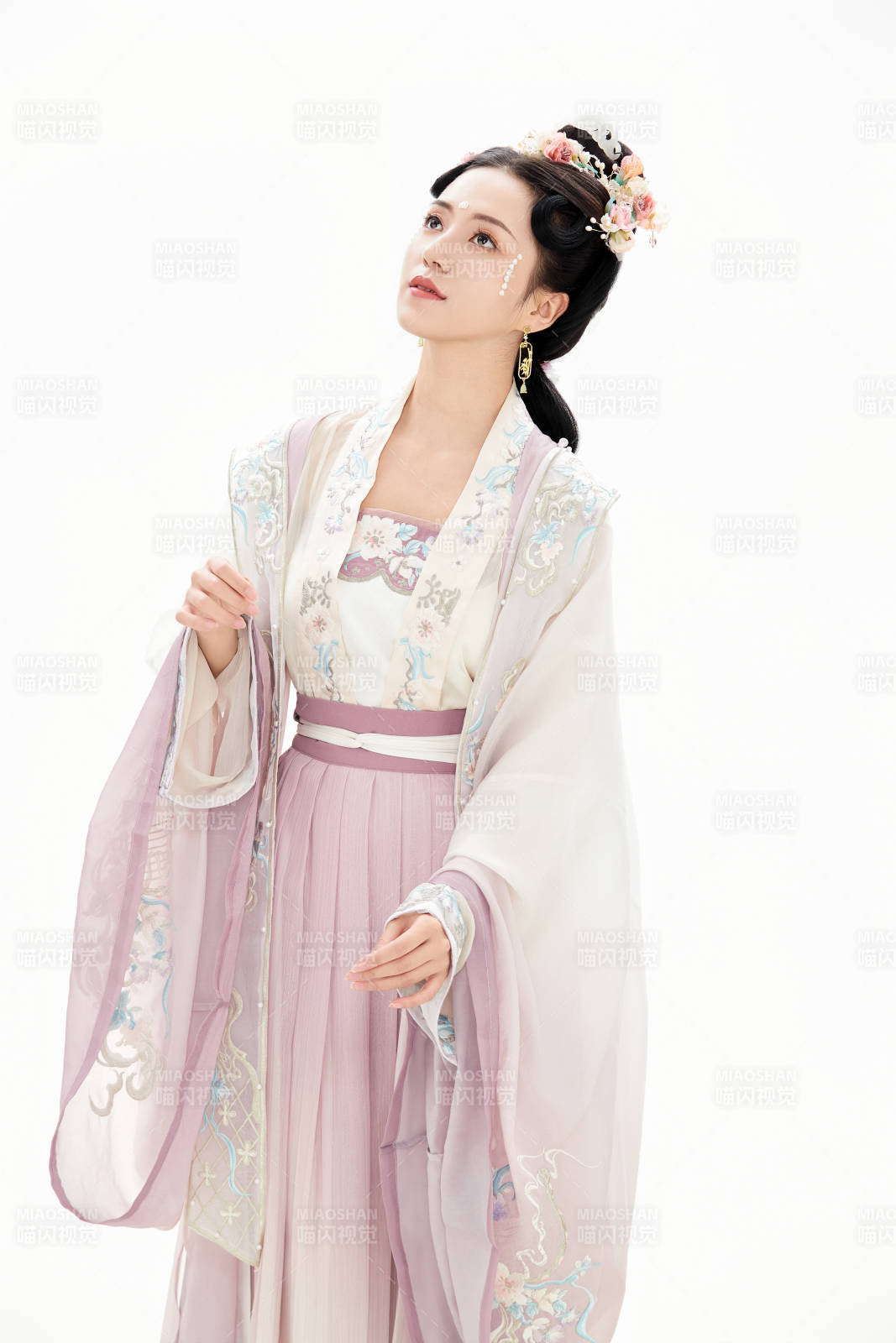白色背景下穿着南北宋朝汉服的少女图片
