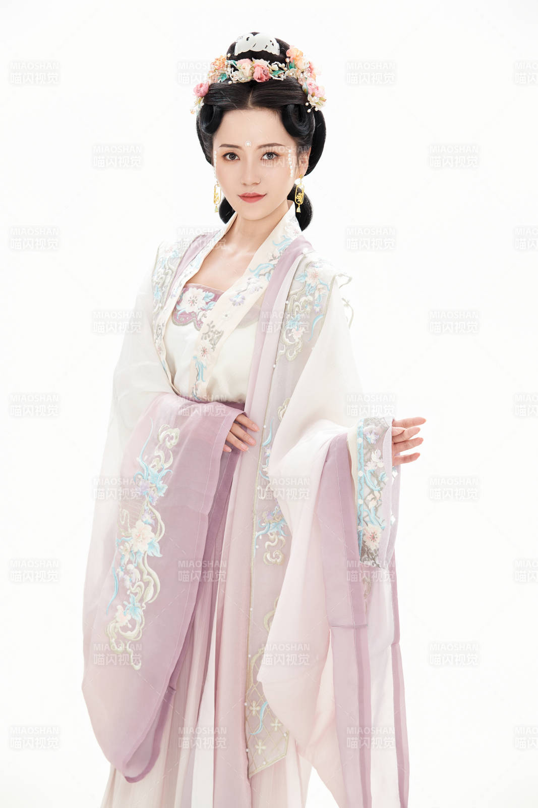 白色背景下穿着南北宋朝汉服的少女图片