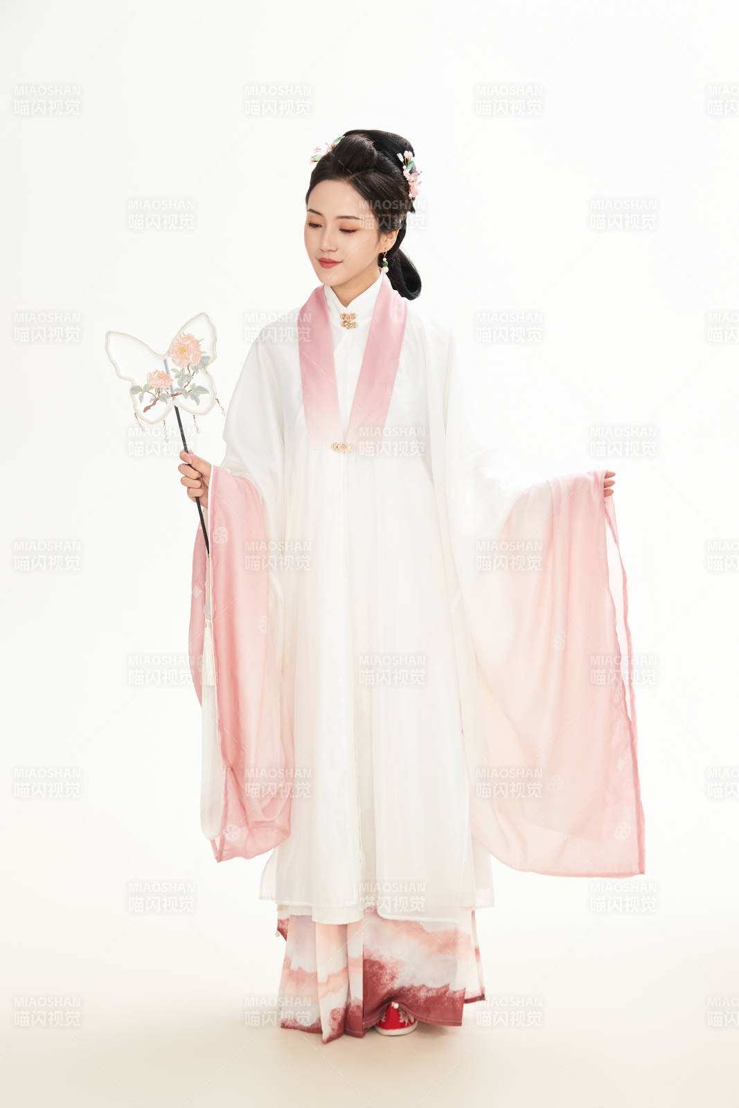 白色背景下穿着魏晋制汉服的少女图片