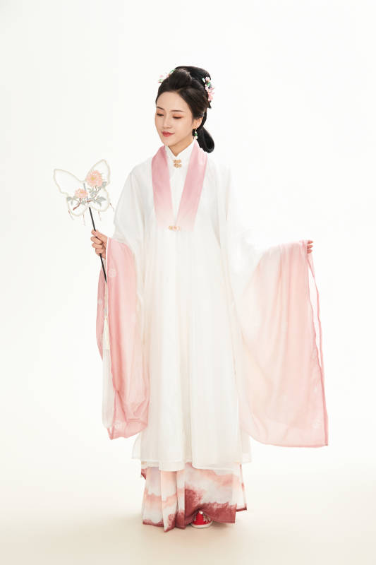 白色背景下穿着魏晋制汉服的少女图片