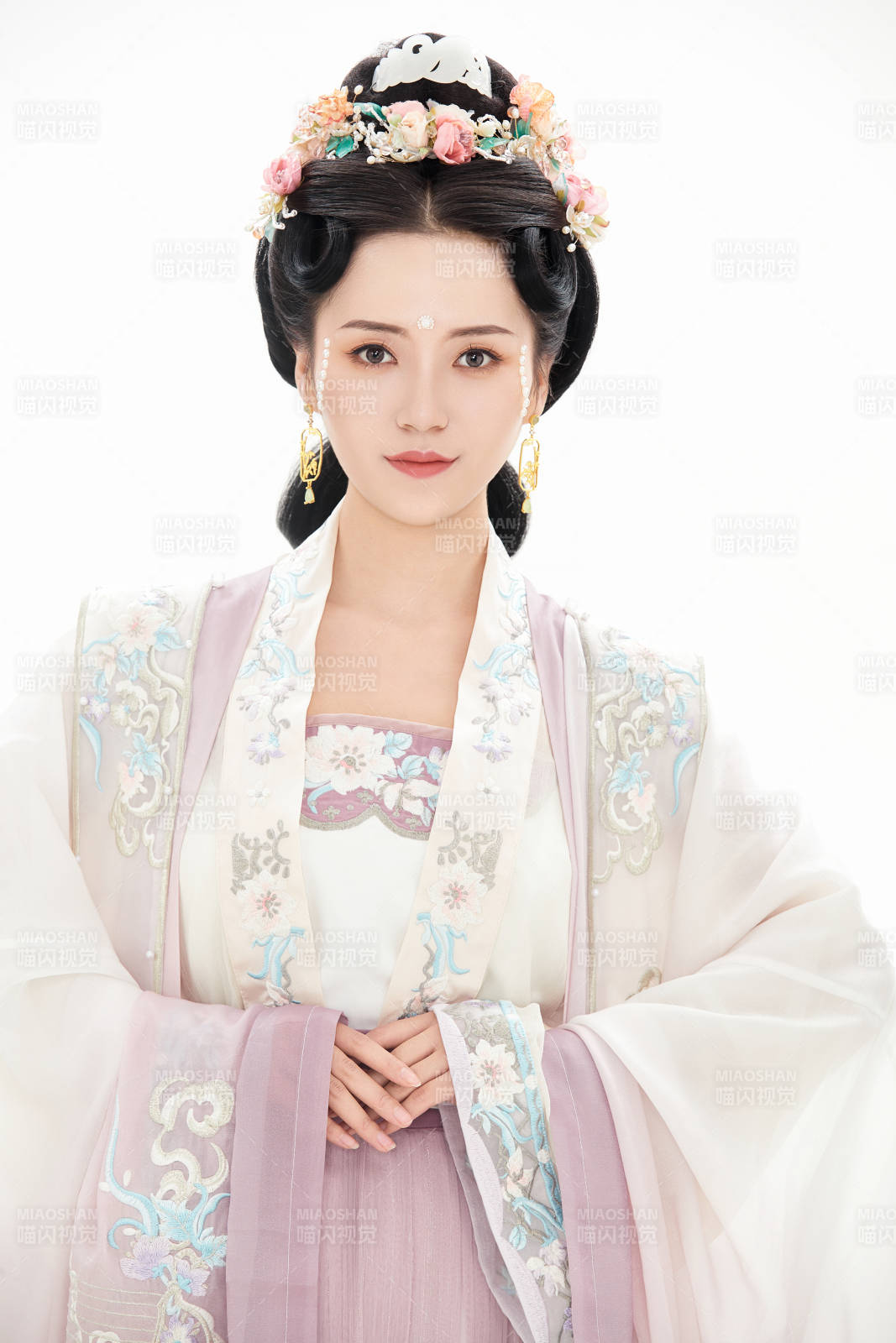 白色背景下穿着南北宋朝汉服的少女图片