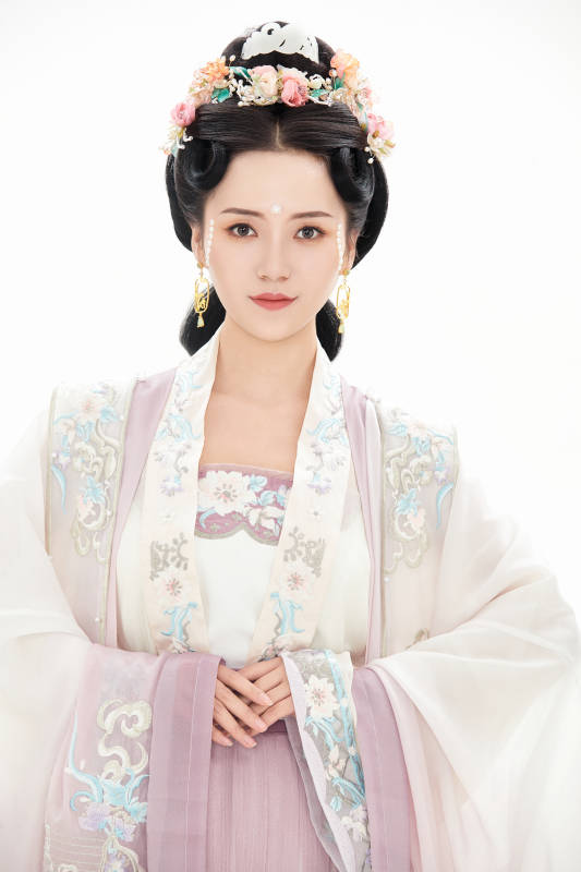 白色背景下穿着南北宋朝汉服的少女图片