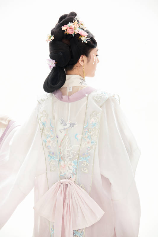 白色背景下穿着南北宋朝汉服的少女图片