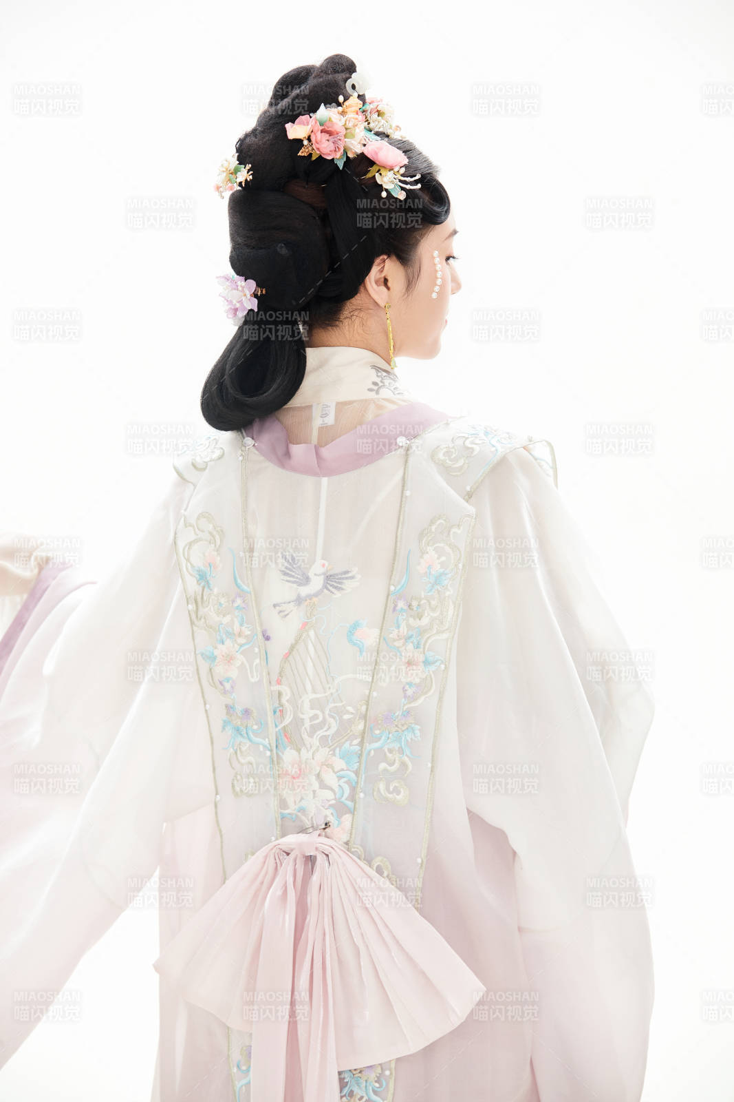 白色背景下穿着南北宋朝汉服的少女图片