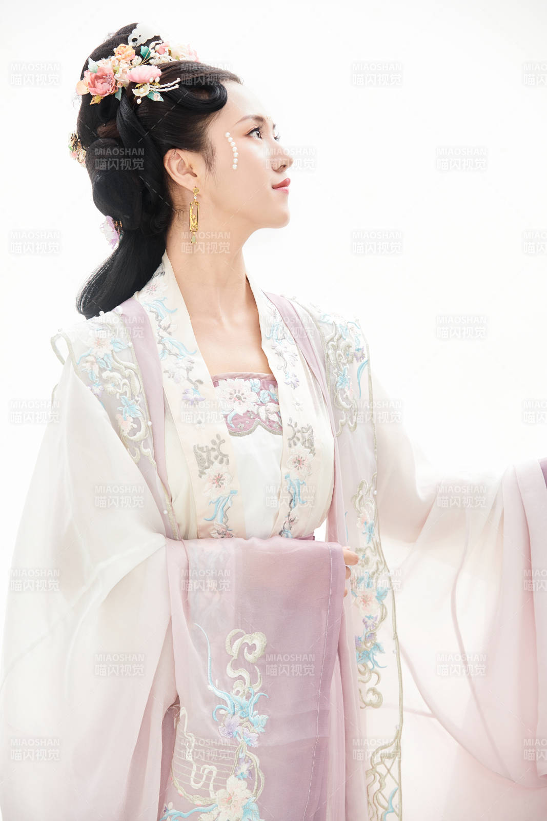 白色背景下穿着南北宋朝汉服的少女图片