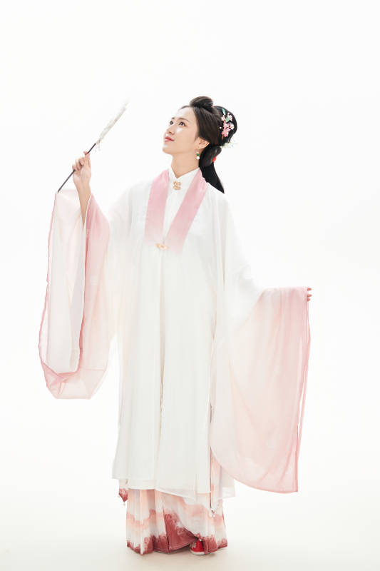 白色背景下穿着魏晋制汉服的少女图片