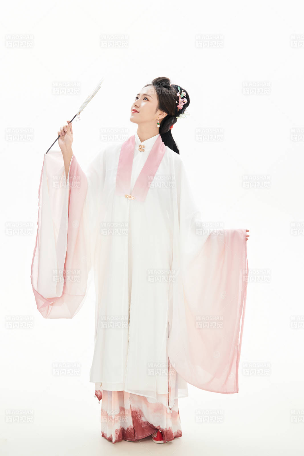 白色背景下穿着魏晋制汉服的少女图片