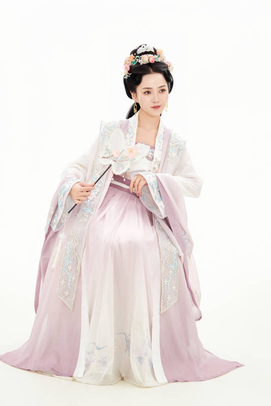 白色背景下穿着南北宋朝汉服的少女图片