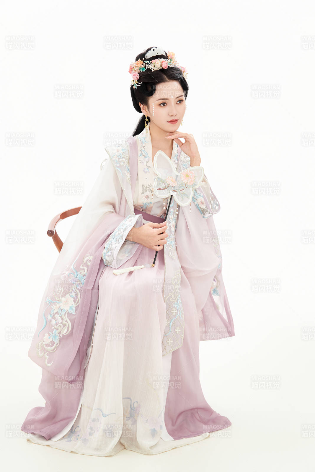 白色背景下穿着南北宋朝汉服的少女图片