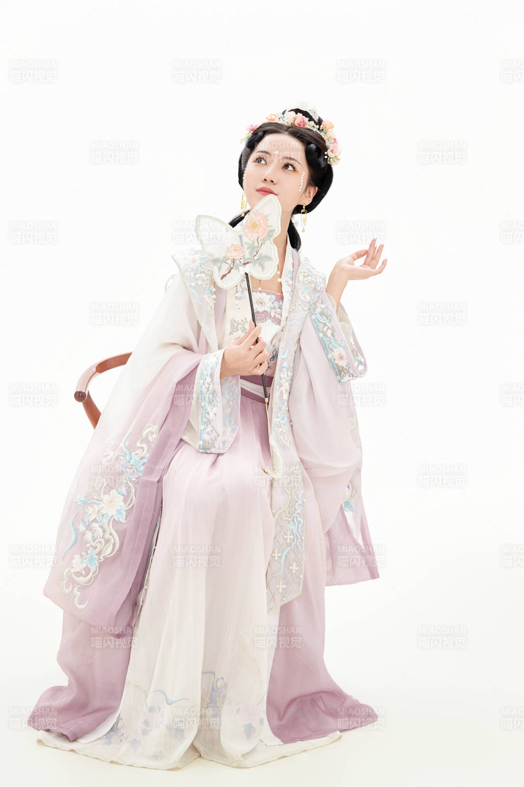 白色背景下穿着南北宋朝汉服的少女图片