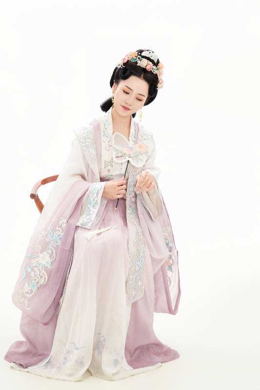 白色背景下穿着南北宋朝汉服的少女图片
