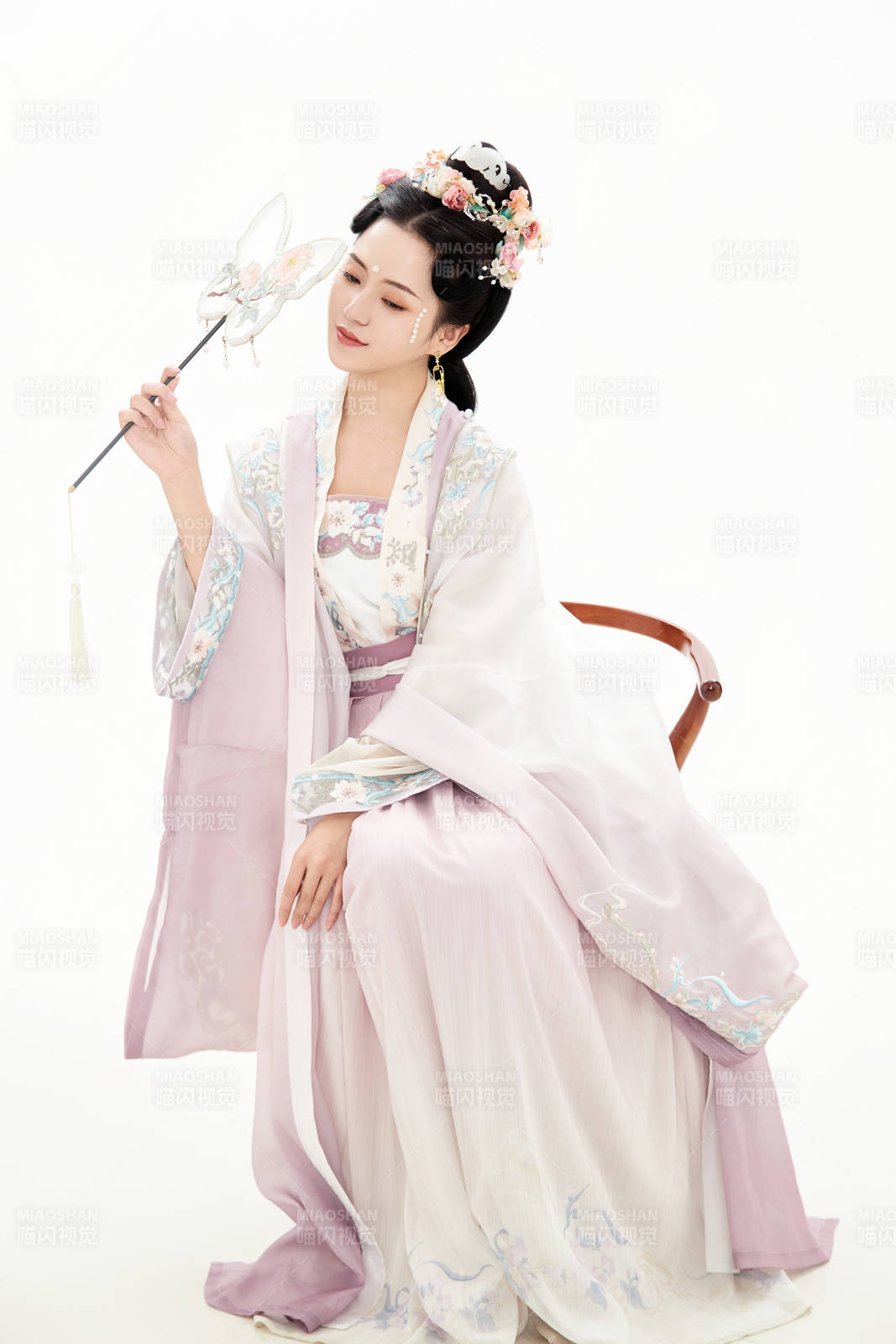 白色背景下穿着南北宋朝汉服的少女图片