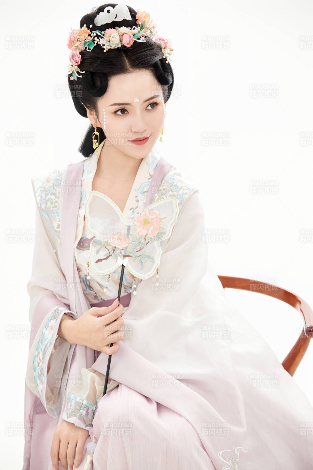 白色背景下穿着南北宋朝汉服的少女图片