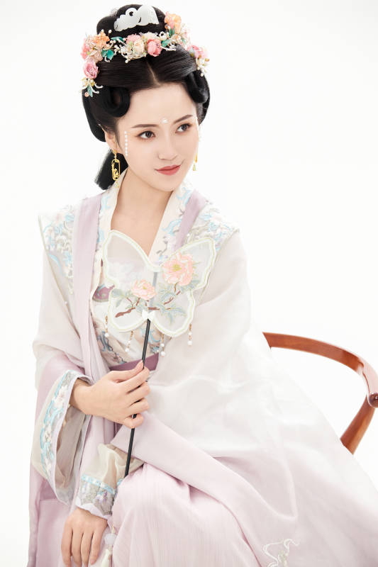 白色背景下穿着南北宋朝汉服的少女图片