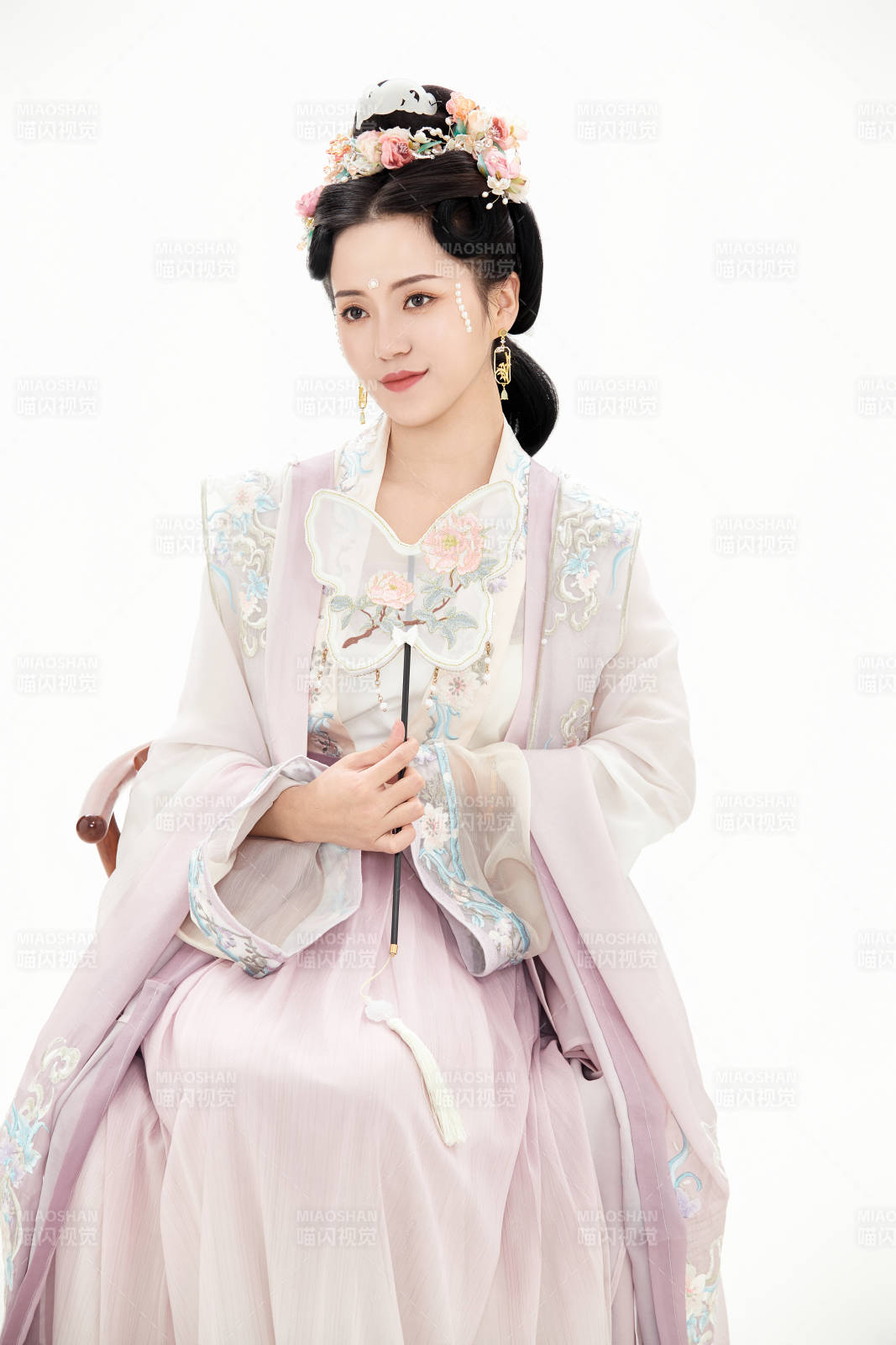 白色背景下穿着南北宋朝汉服的少女图片