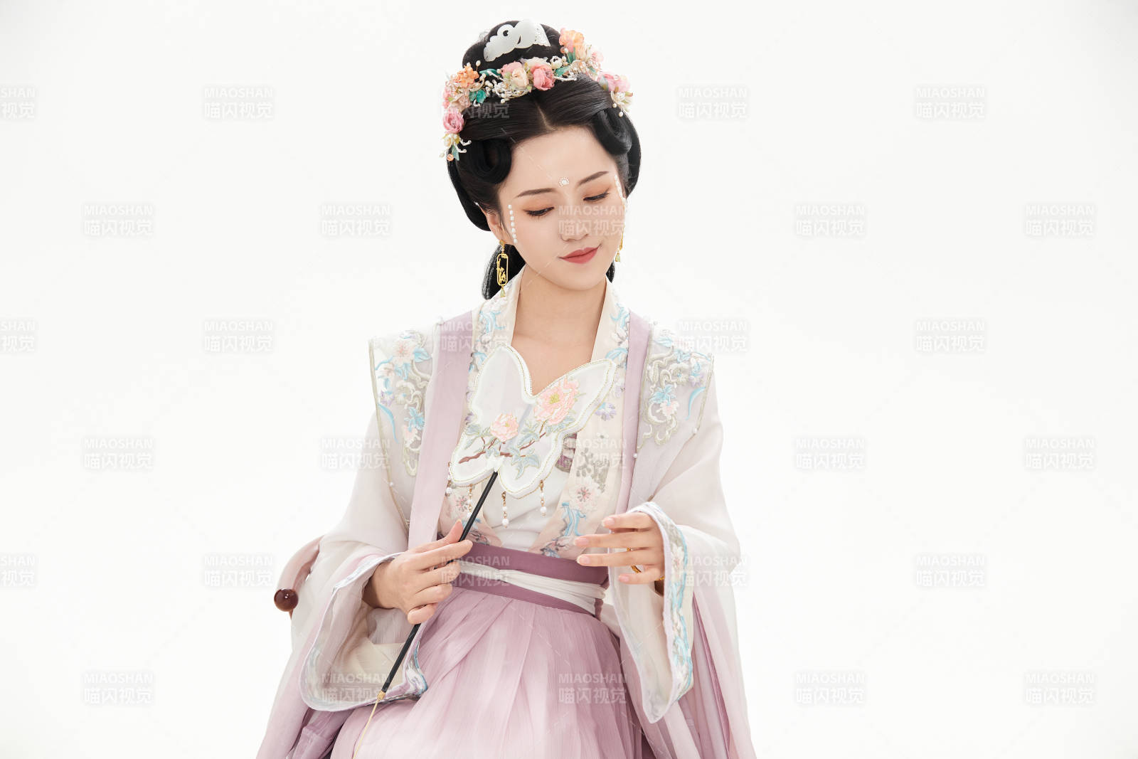 白色背景下穿着南北宋朝汉服的少女图片