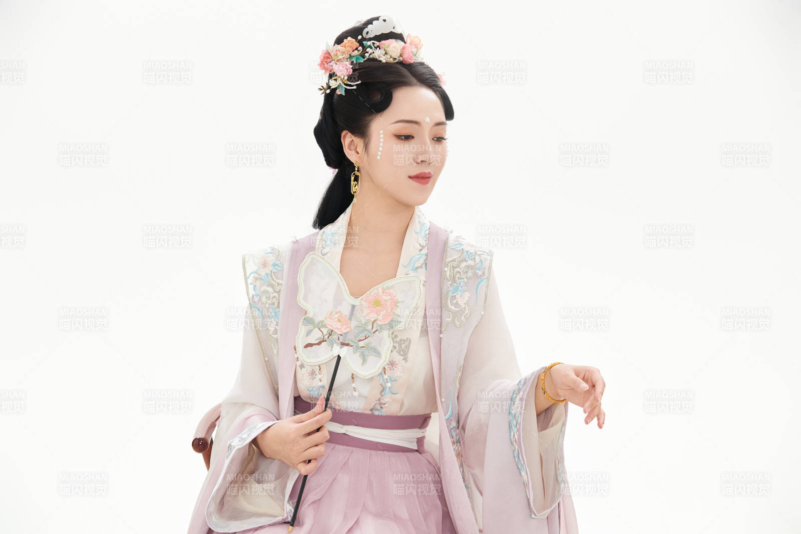 白色背景下穿着南北宋朝汉服的少女图片