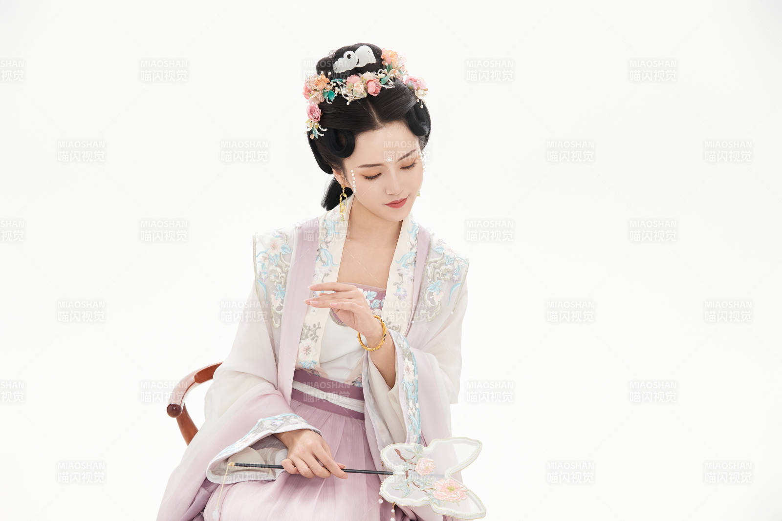 白色背景下穿着南北宋朝汉服的少女图片