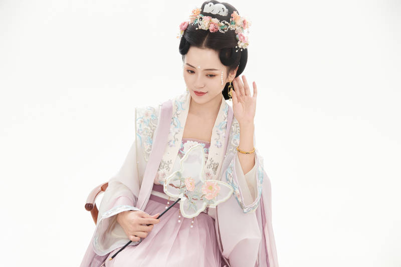 白色背景下穿着南北宋朝汉服的少女图片