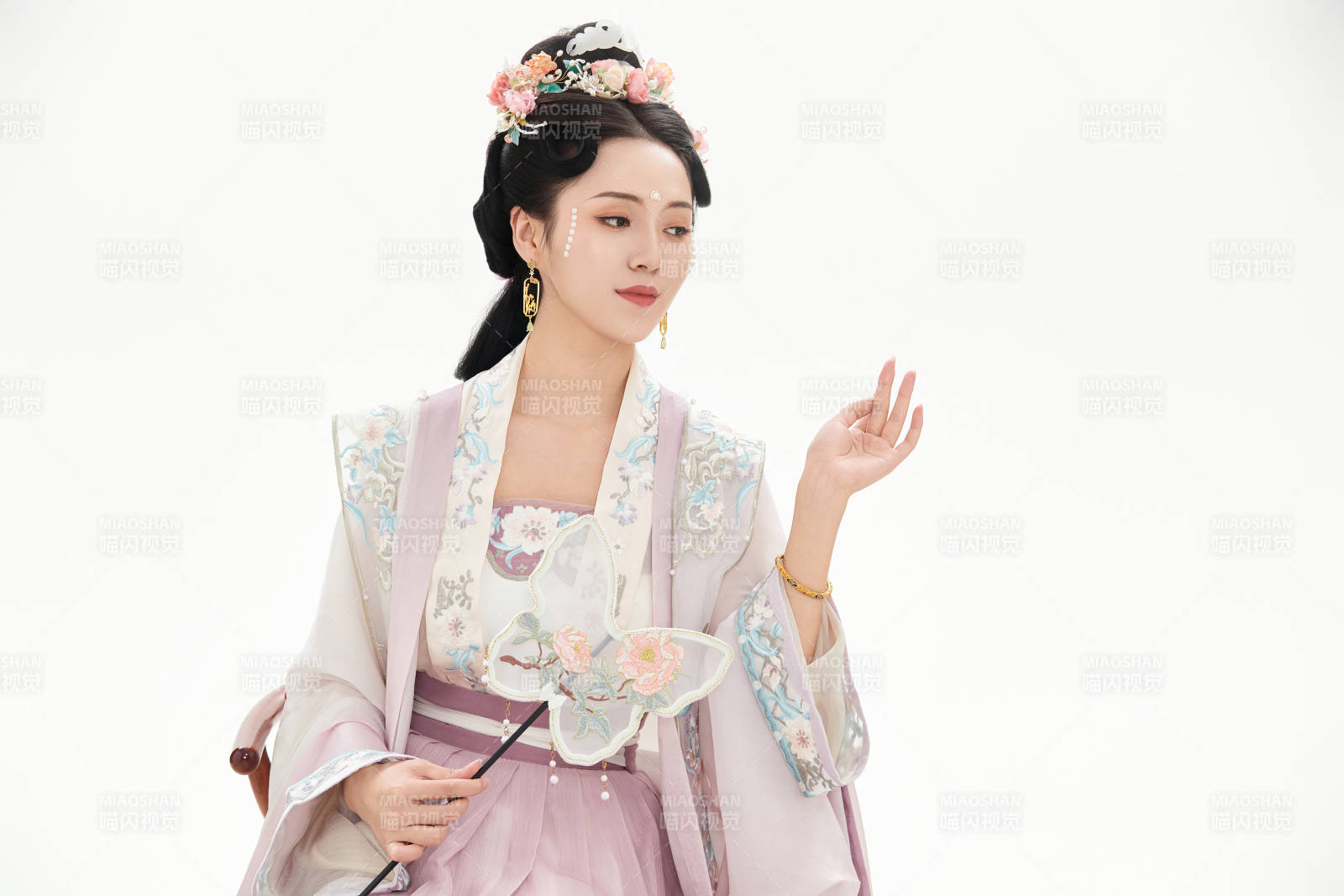 白色背景下穿着南北宋朝汉服的少女图片