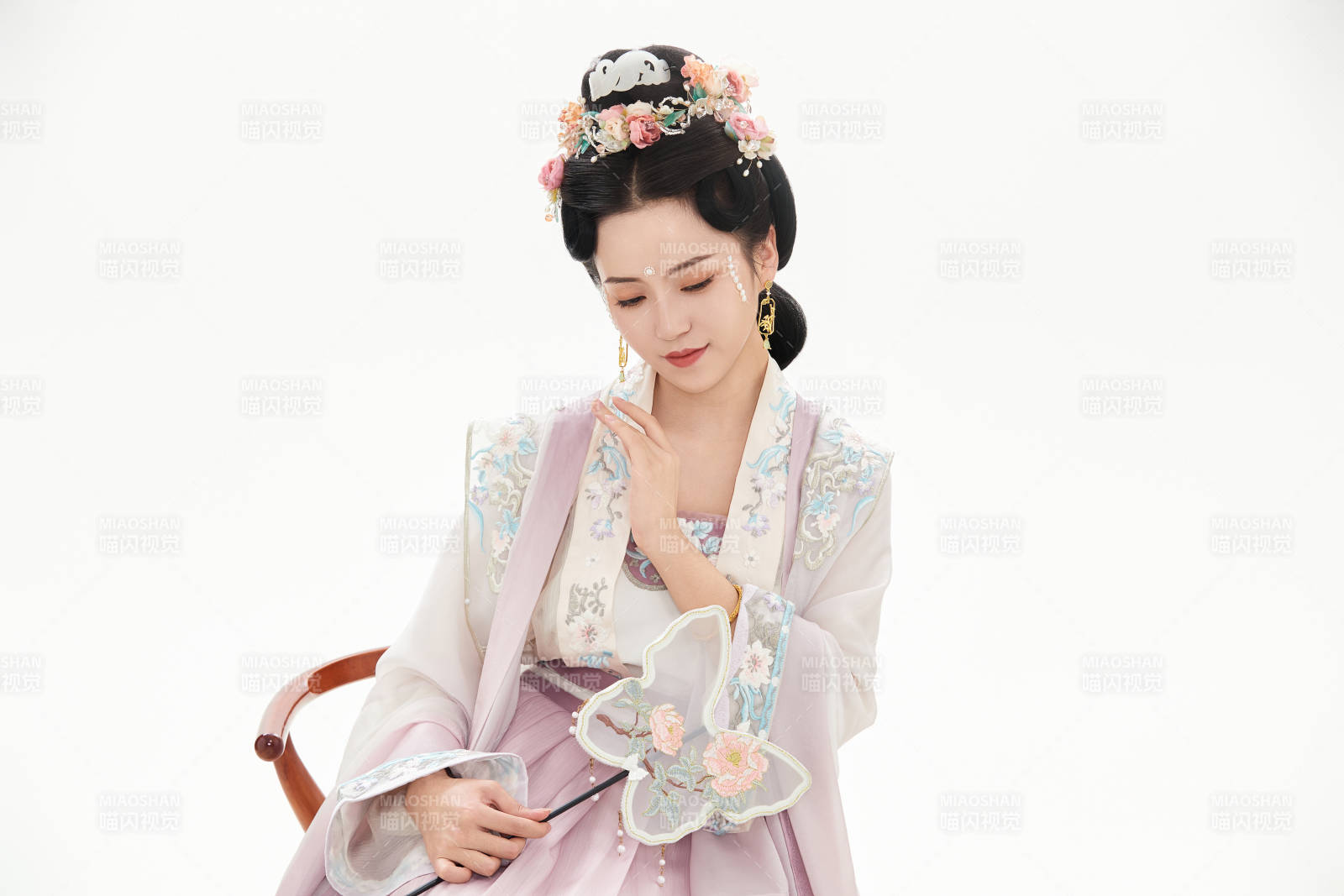 白色背景下穿着南北宋朝汉服的少女图片