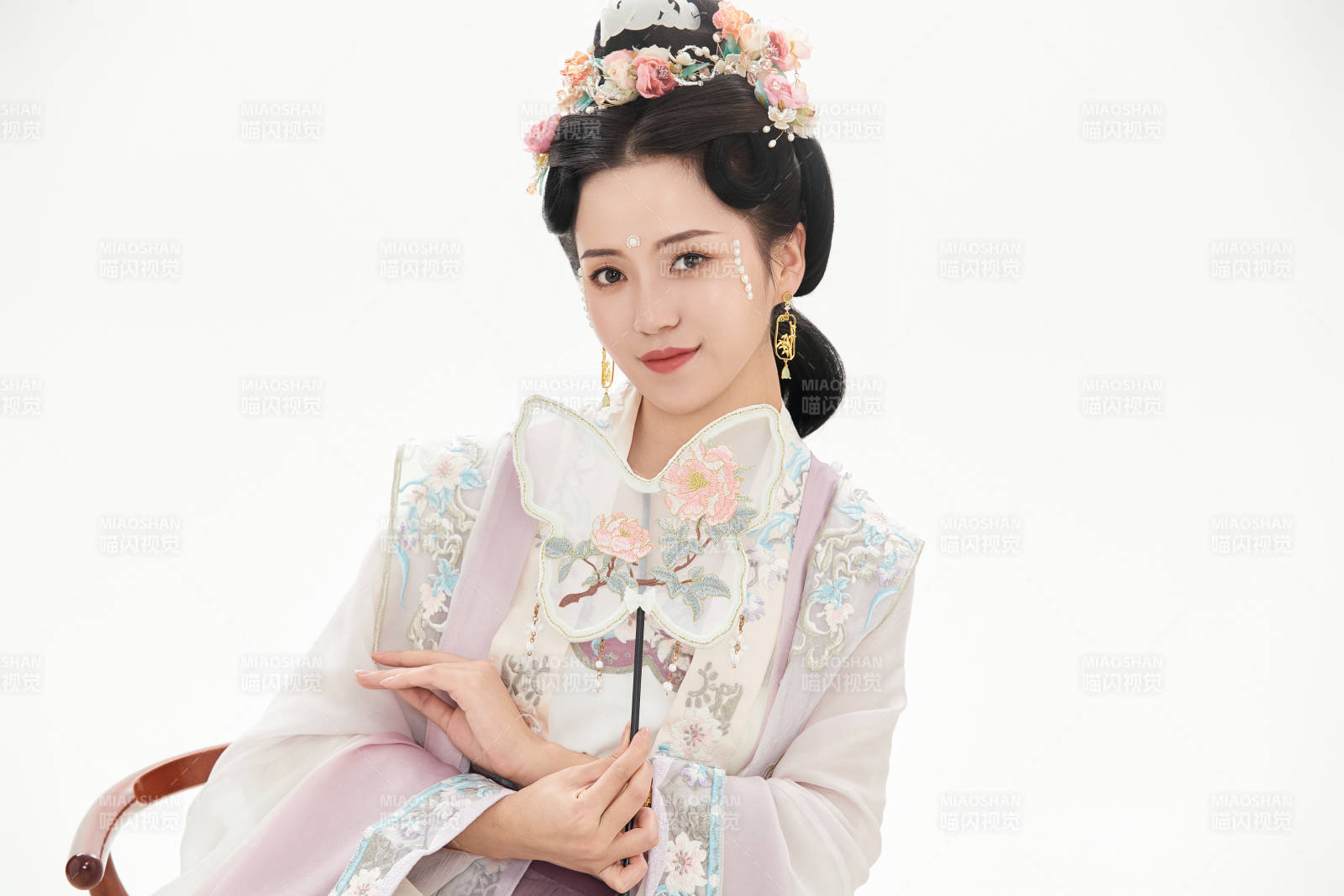 白色背景下穿着南北宋朝汉服的少女图片