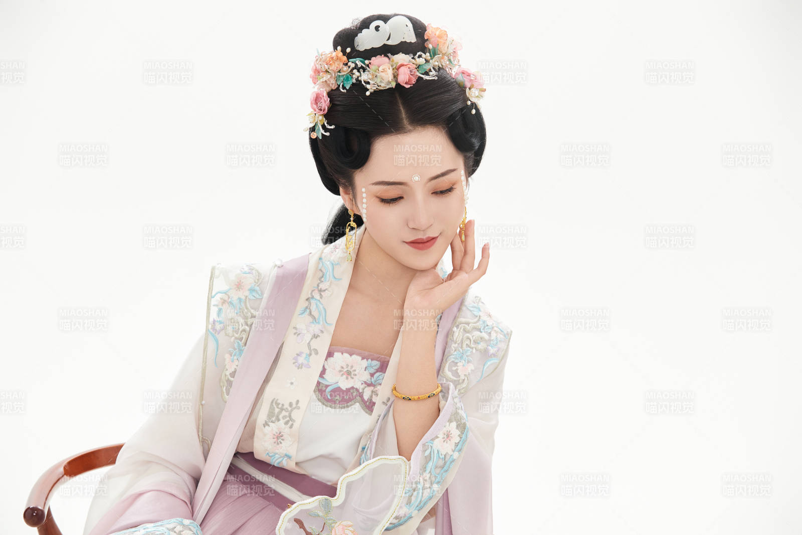 白色背景下穿着南北宋朝汉服的少女图片