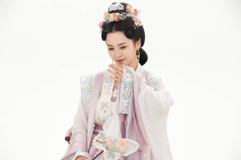 白色背景下穿着南北宋朝汉服的少女图片