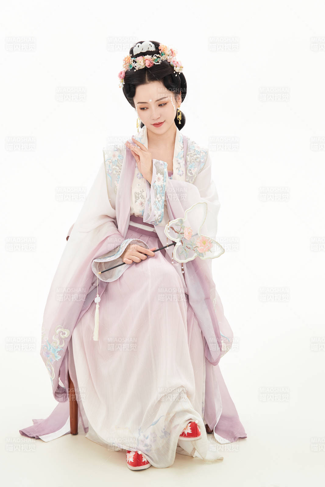 白色背景下穿着南北宋朝汉服的少女图片