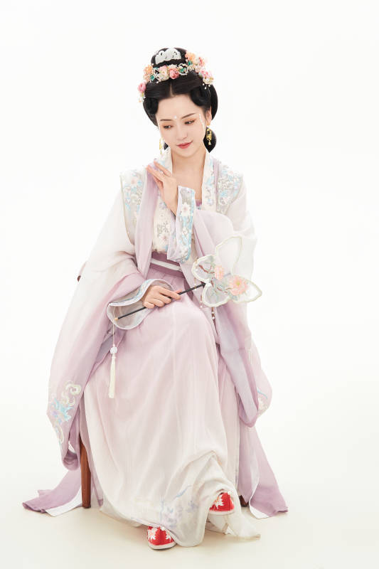 白色背景下穿着南北宋朝汉服的少女图片